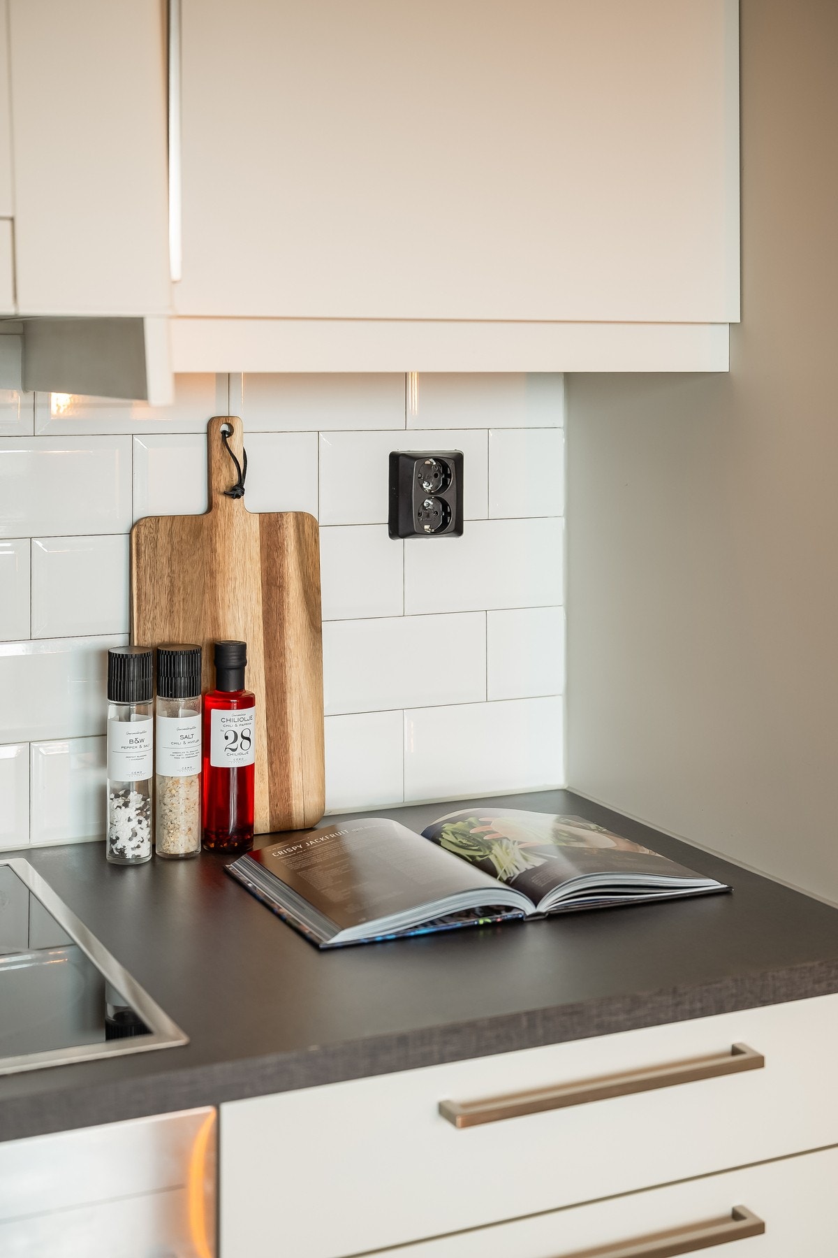 Det er etablert både komfyrvakt over stekesonen og lekkasjevakt under skrog med vanninstallasjoner. Galleribilde