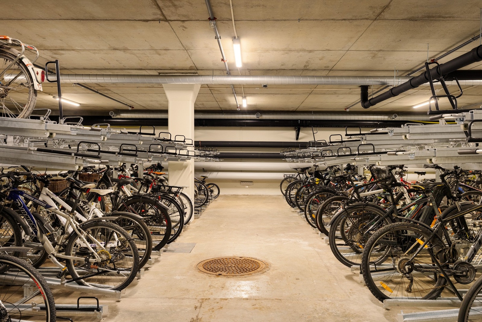 Bygget har felles sykkelrom med gode oppbevaringsmuligheter, som gjør det enkelt å velge sykkel i hverdagen. Galleribilde