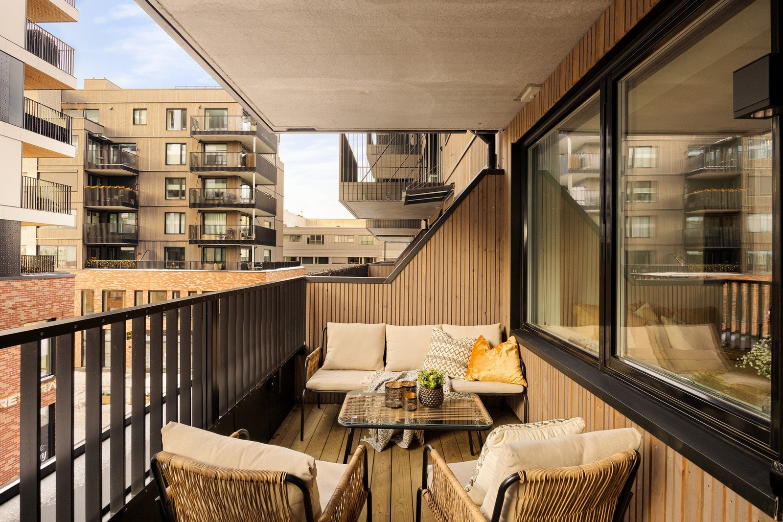 En tiltalende og moderne leilighet i hjertet av Meierikvartalet, et attraktivt og urbant boligområde med umiddelbar nærhet til byliv, kollektivtransport, butikker, servicetilbud og hyggelige møteplasser. Galleribilde