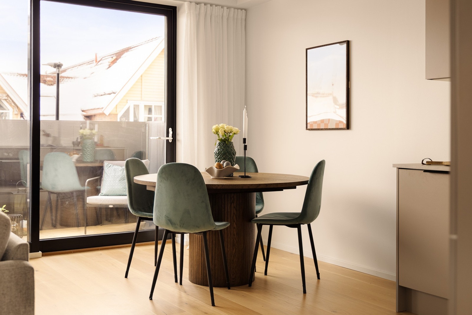 Her er det god plass til både en komfortabel sofagruppe og spiseplass, perfekt for hverdag eller sosiale sammenkomster. Galleribilde