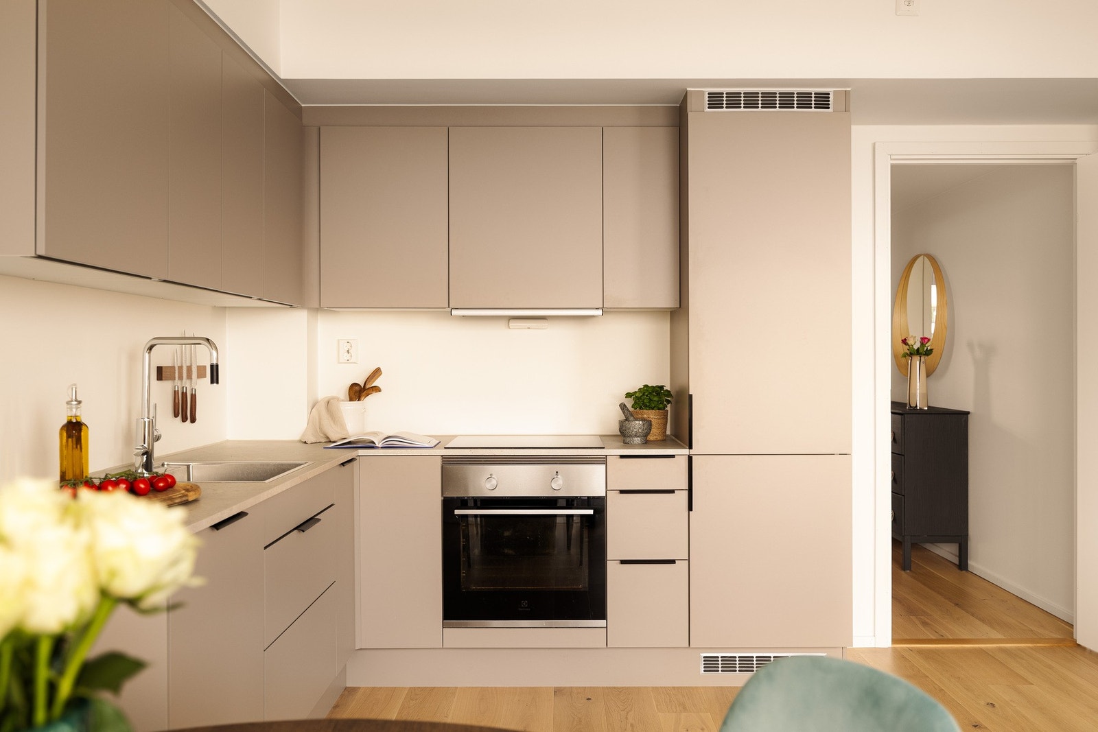 Stilren kjøkkeninnredning fra 2023 med glatte fronter og praktiske løsninger som gjør hverdagen enkel og effektiv. Galleribilde