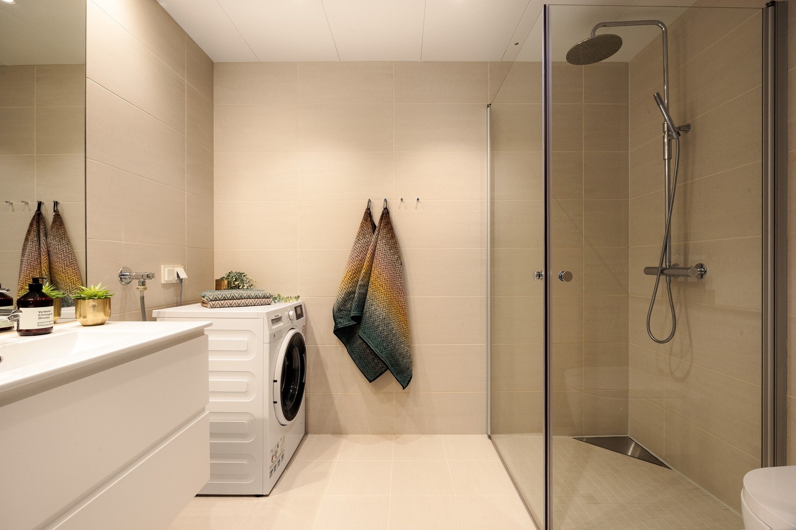 Baderommet er oppført i 2023 og fremstår moderne, delikat og svært funksjonelt med flislagte overflater og behagelig gulvvarme som gir ekstra komfort i hverdagen. Galleribilde