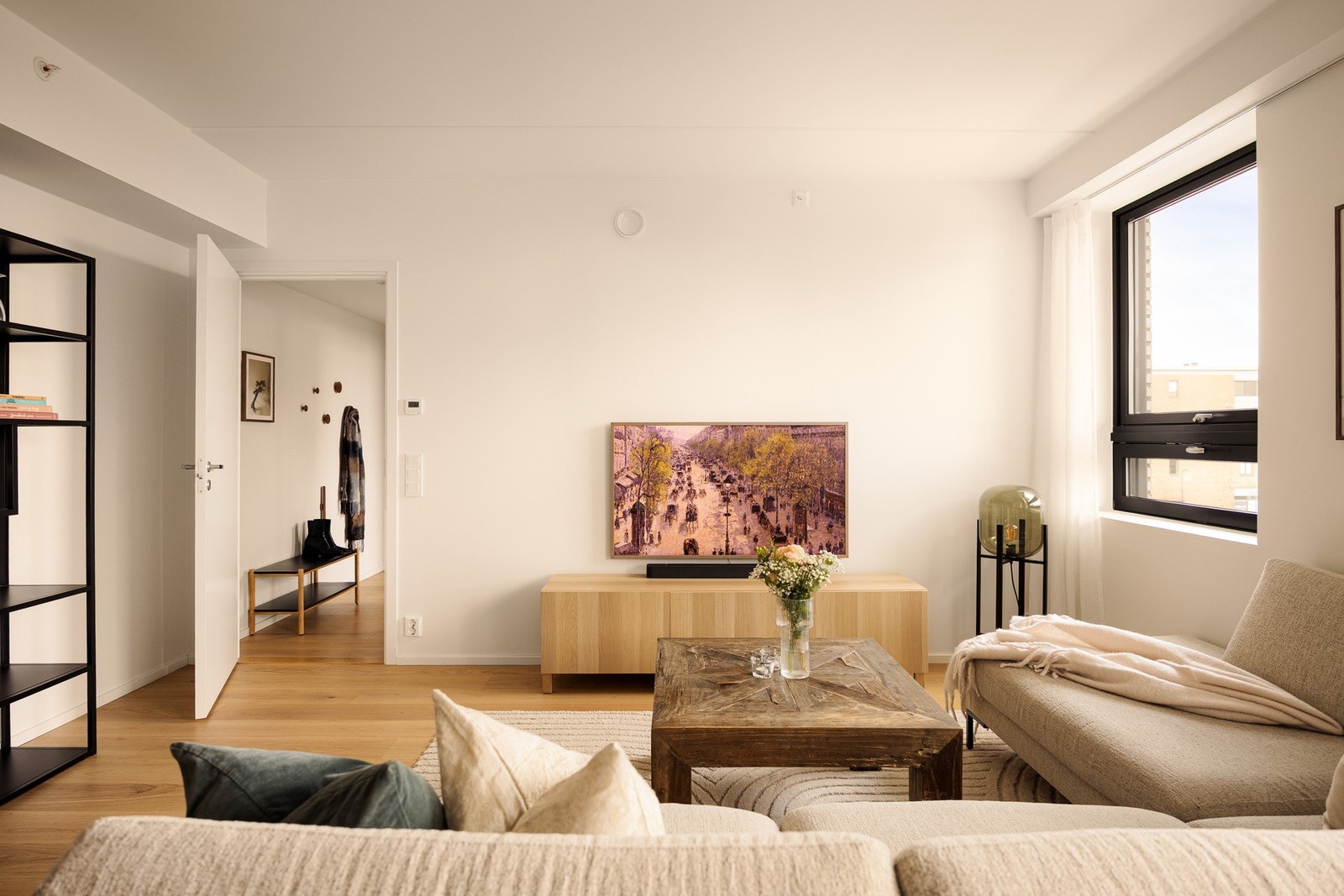 Rommet fungerer like godt til rolige kvelder foran TV-en som til hyggelige middager og sosiale sammenkomster med venner og familie. Galleribilde