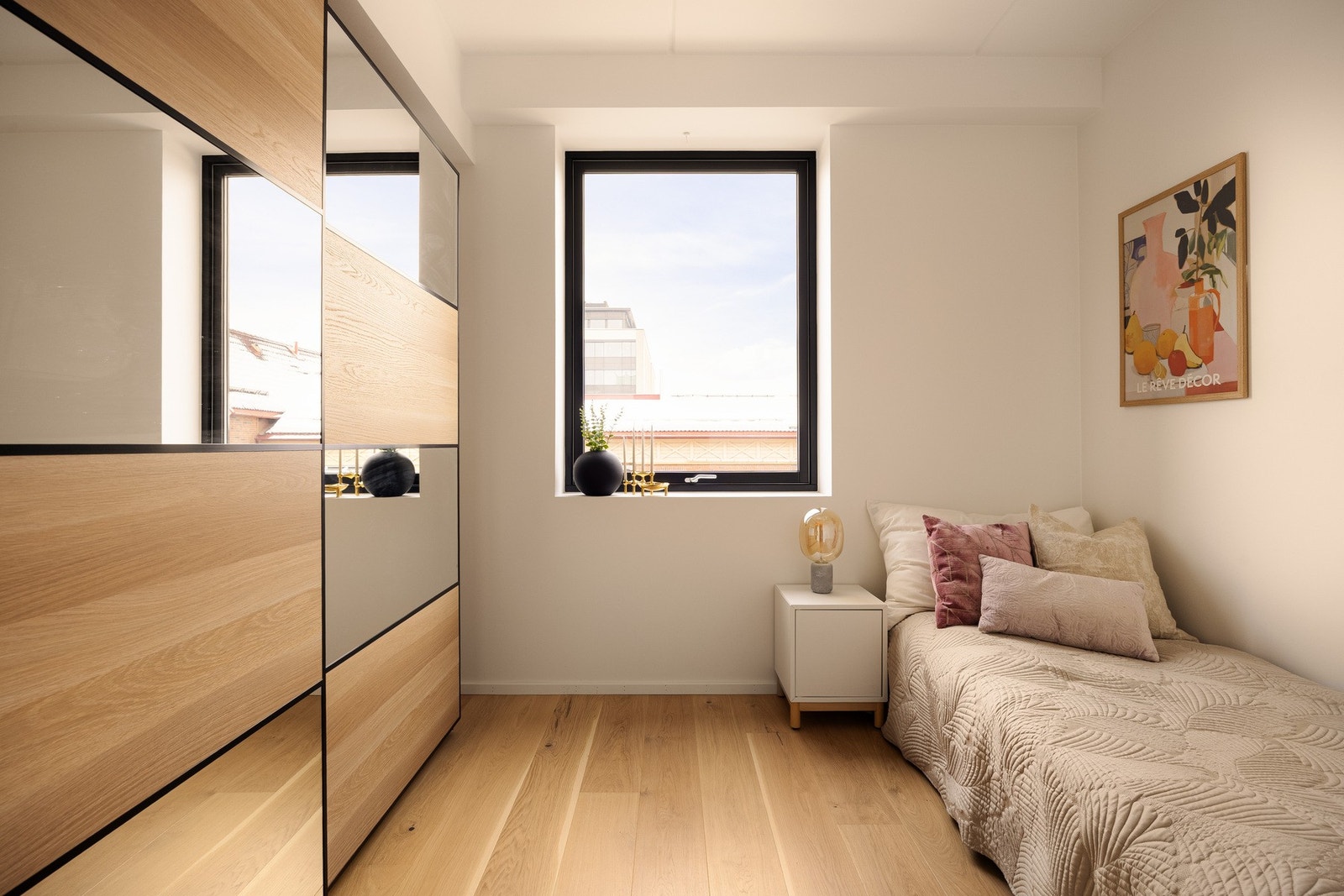 Det andre soverommet egner seg like godt som barnerom, gjesterom eller hjemmekontor, og gir fleksible muligheter til å tilpasse boligen etter livssituasjon og behov. Galleribilde