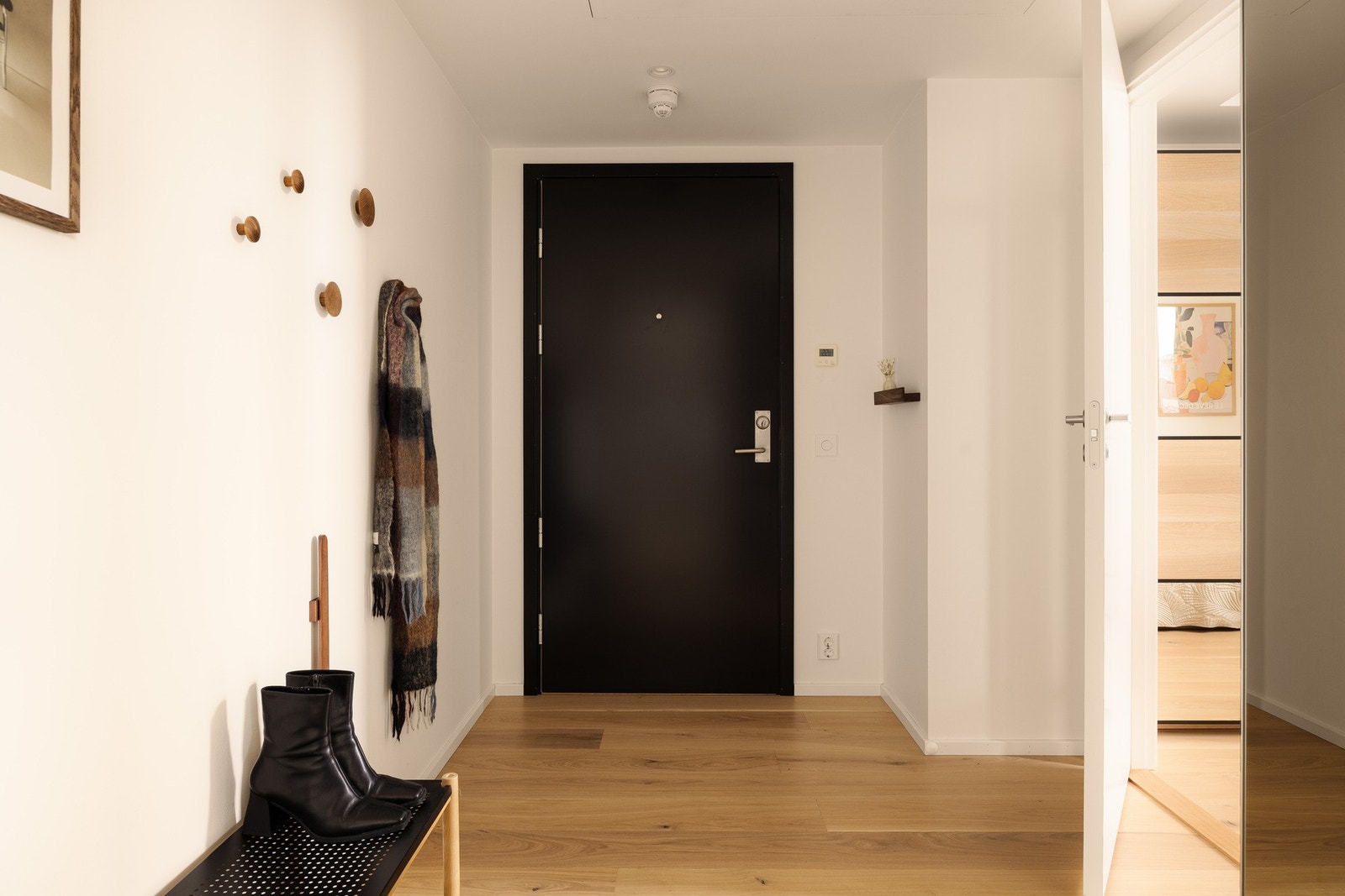 Velkommen inn i en lys og innbydende entré som setter tonen for resten av boligen. Galleribilde