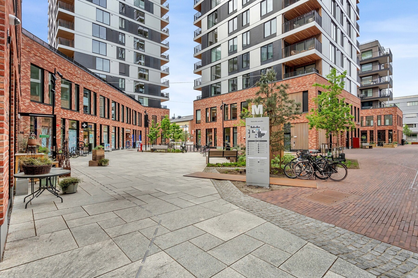 I bakgården har man dagligvarebutikk og spisesteder som Mamma Pizza og Sumo for å nevne noe. Galleribilde