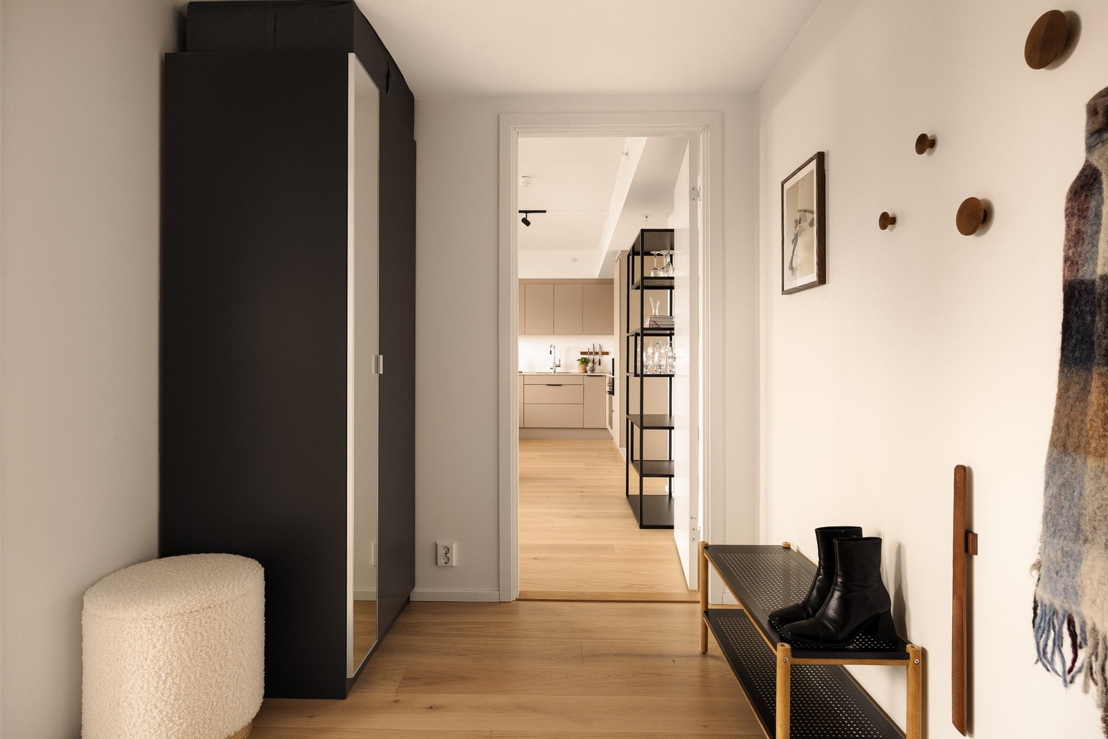Entréen oppleves som romslig og praktisk, med god plass til både garderobeløsning, yttertøy og sko, slik at du enkelt kan holde det ryddig og organisert i hverdagen. Galleribilde
