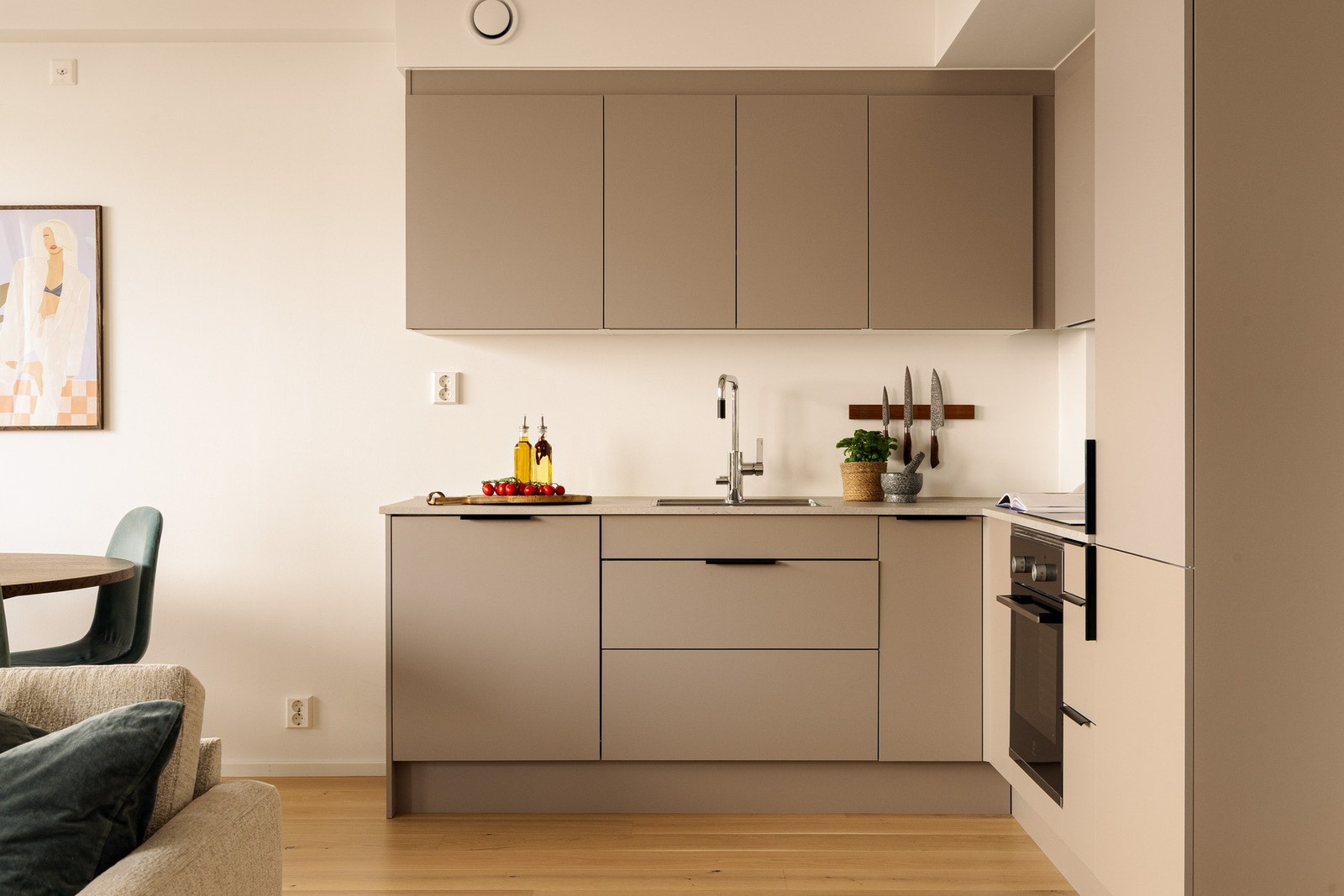 Denne stilrene 3-roms leiligheten ble ferdigstilt i 2023 og holder gjennomgående god standard. Galleribilde