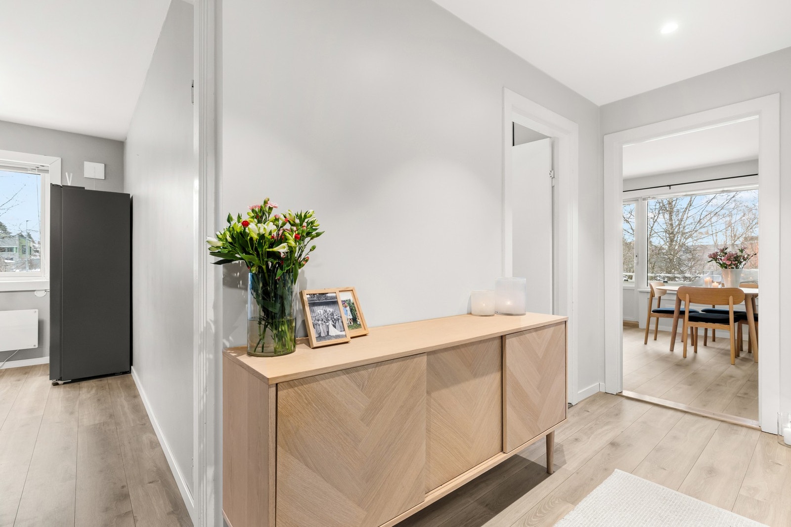 Lys og tiltalende entré som gir et godt førsteinntrykk av boligen. Galleribilde