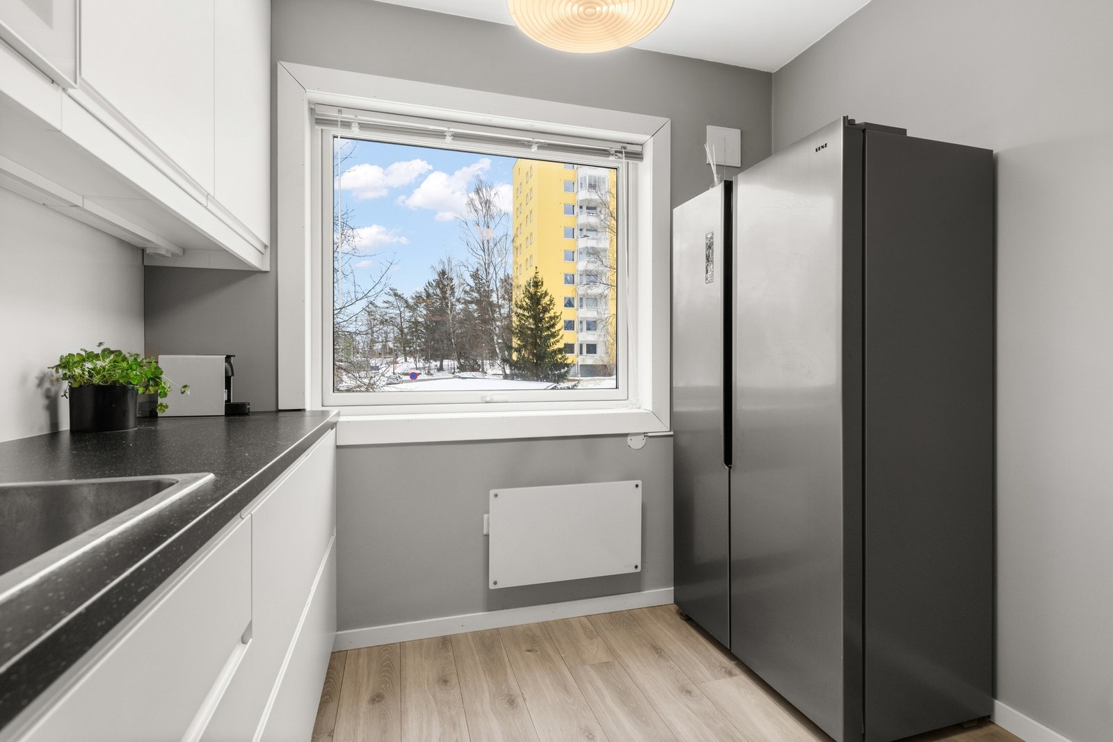 Det er montert lekkasjestopper i kjøkkenbenk og komfyrvakt over platetopp. Galleribilde