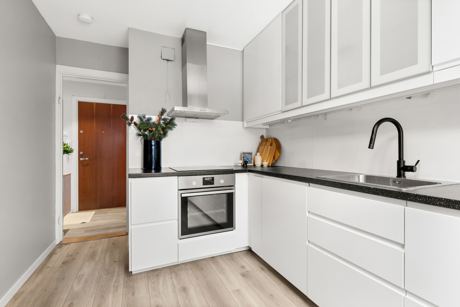 Stilren og tidløs kjøkkeninnredning fra 2016, med glatte hvite fronter. Galleribilde