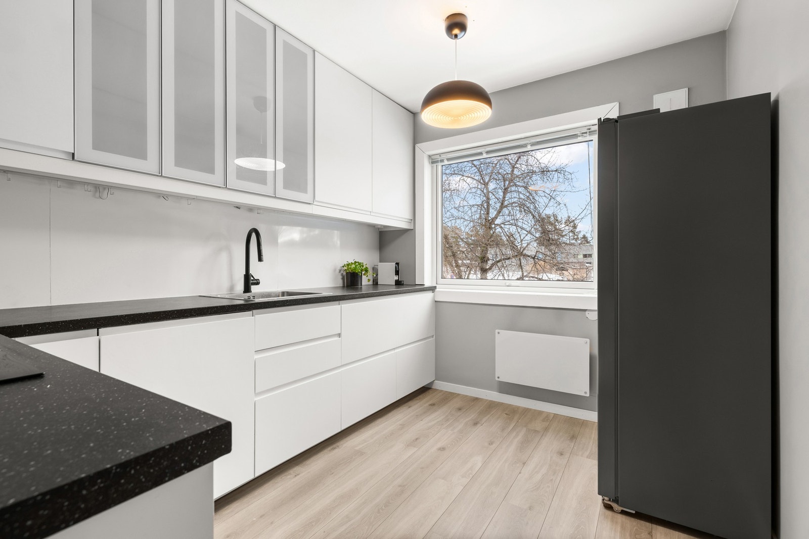 Integrert oppvaskmaskin, stekeovn og induksjonstopp. Galleribilde