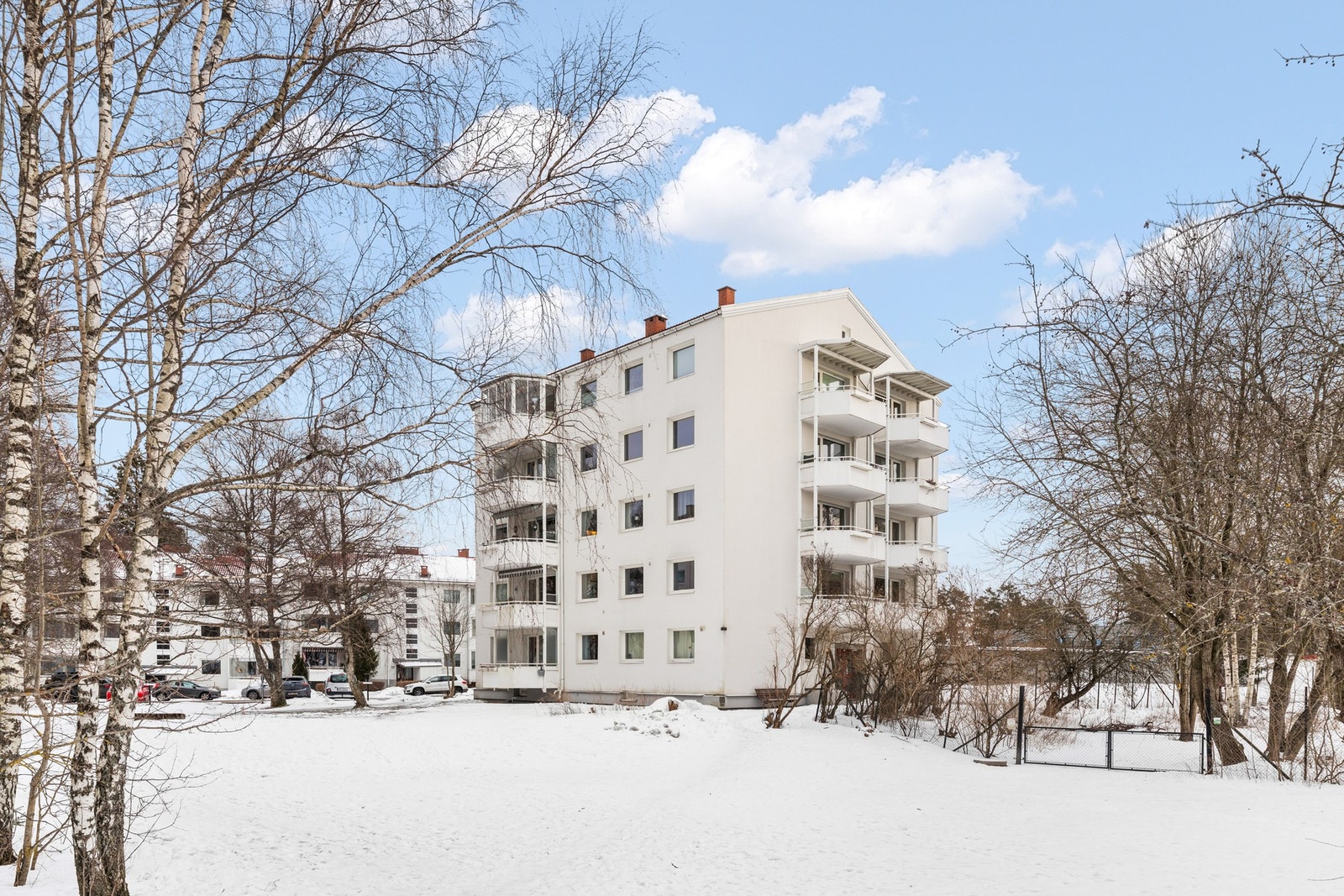 Hjørneleilighet beliggende i praktisk 2.etasje. Leiligheten har en flott intern beliggenhet i borettslag, med utsyn mot parsellhage. Galleribilde