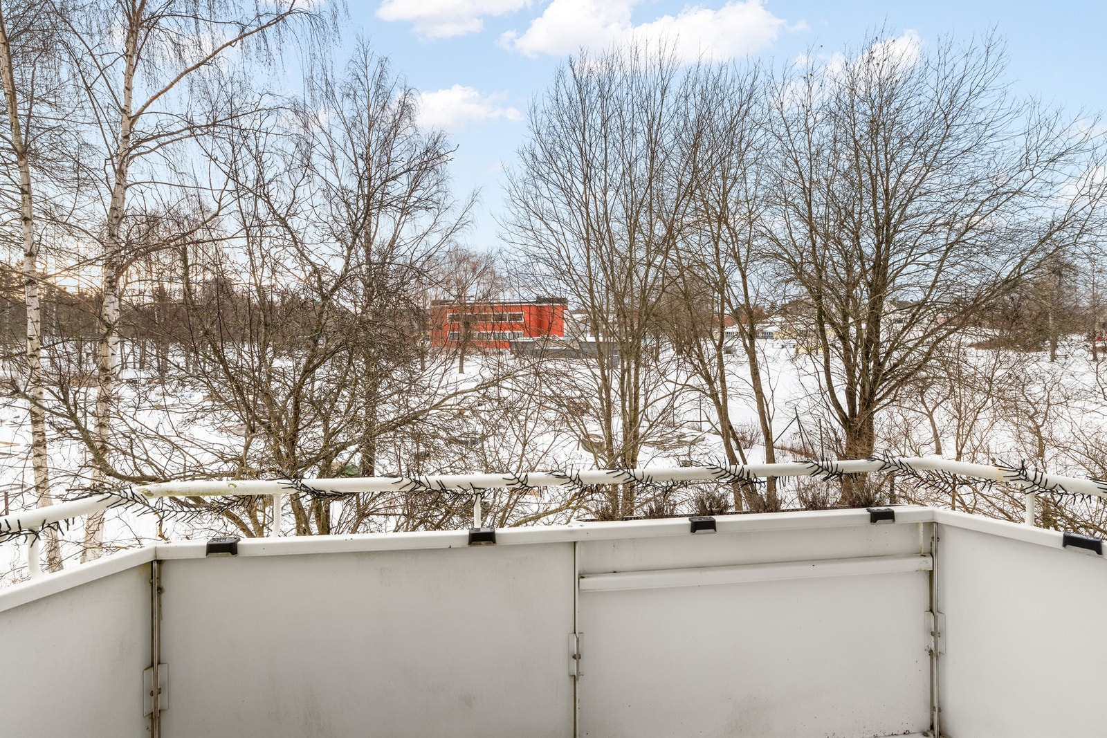 Sydvendt balkong på ca. 6 m² med flott utsyn over grøntarealer. Galleribilde