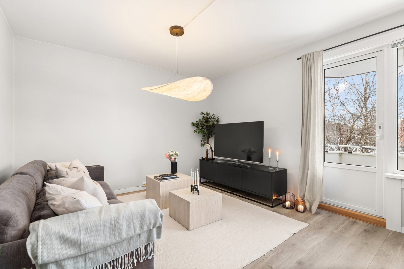 Innbydende og tiltalende stue med gode innredningsmuligheter. Galleribilde