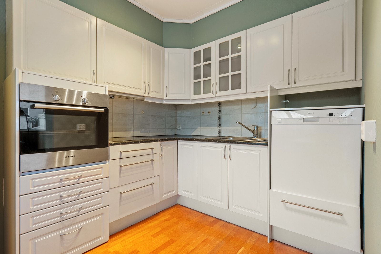 Lyst kjøkken med god skapplass. Galleribilde