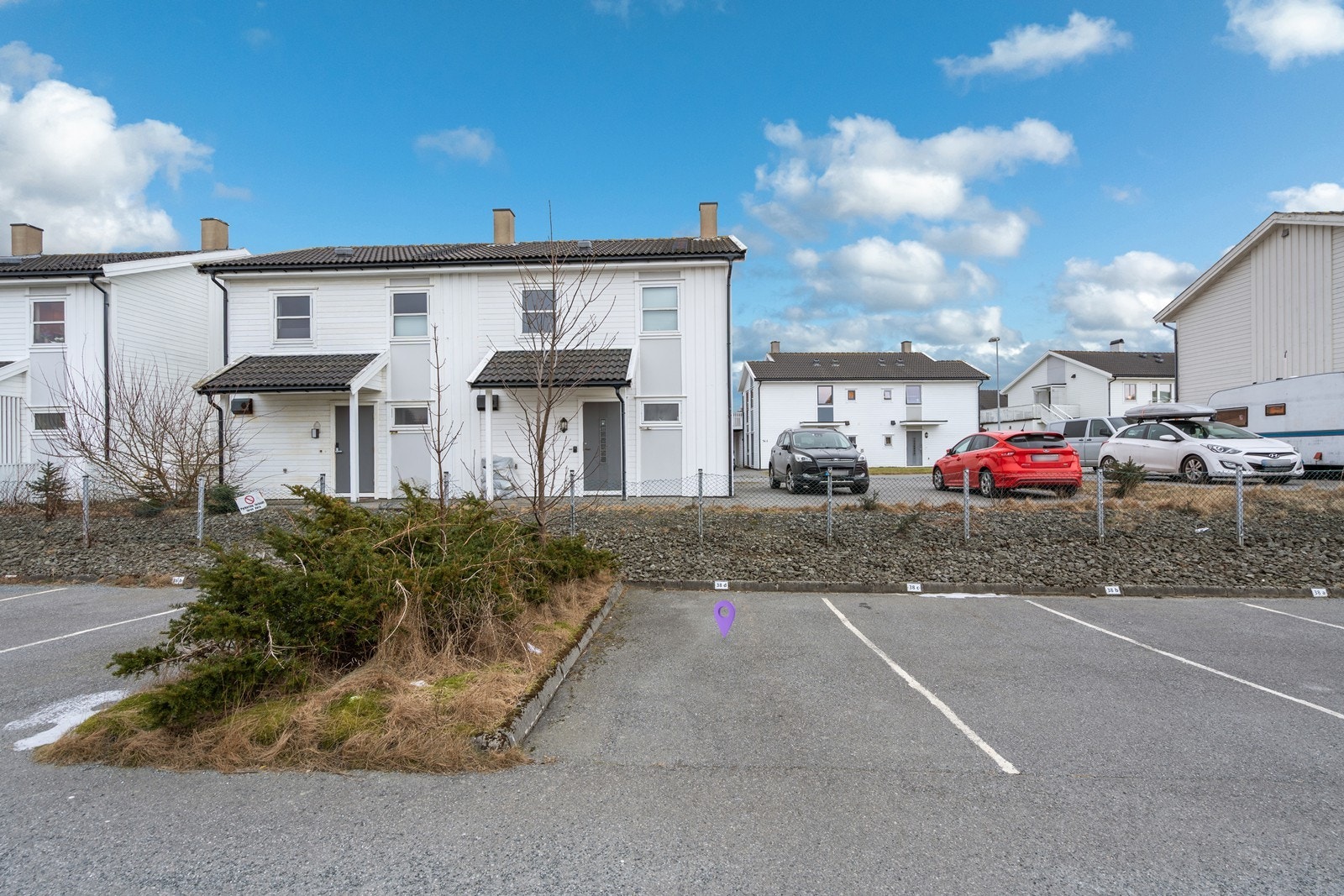 Hjørneparkering medfølger. Galleribilde