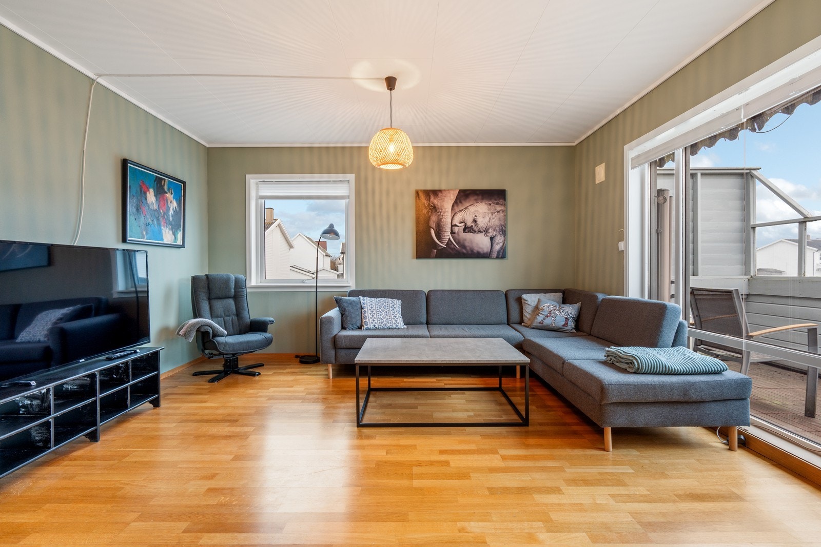 Innbydende stue med store vindusflater. Galleribilde