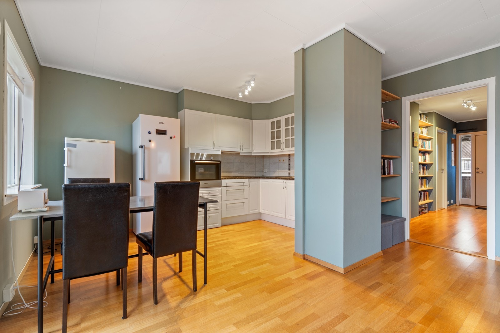 Praktisk åpen stue- og kjøkken løsning. Galleribilde