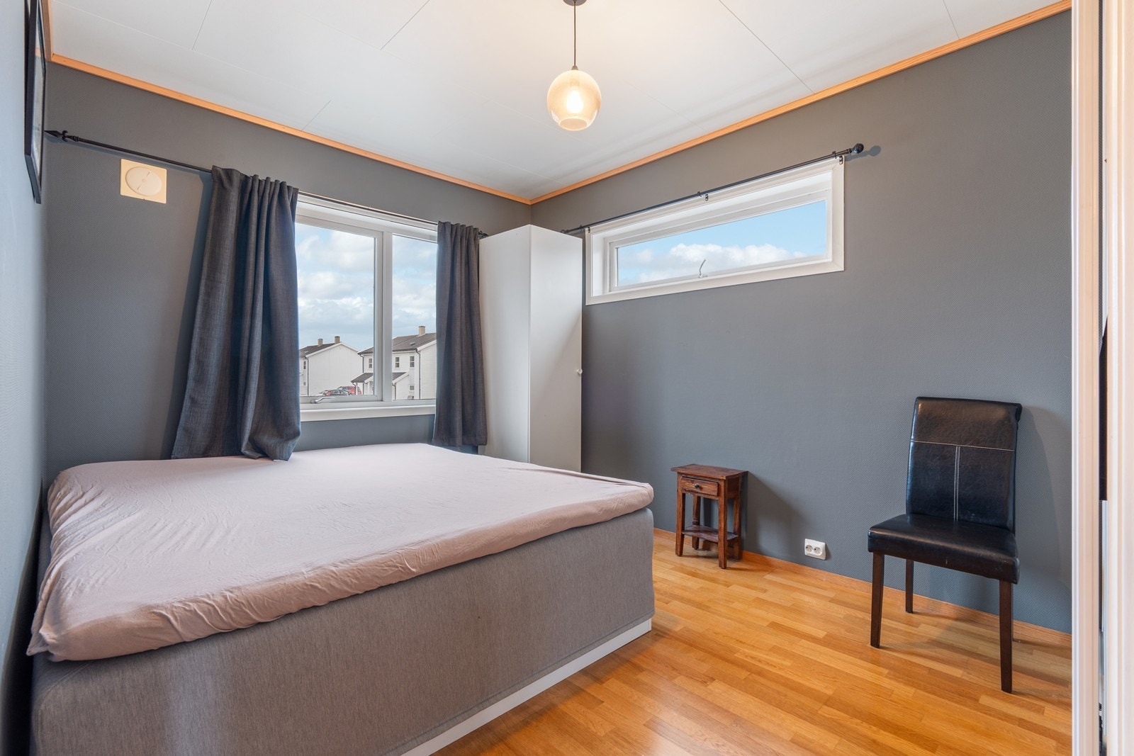 Hovedsoverom med god plass til dobbeltseng, klesskap og ønsket møblement. Galleribilde