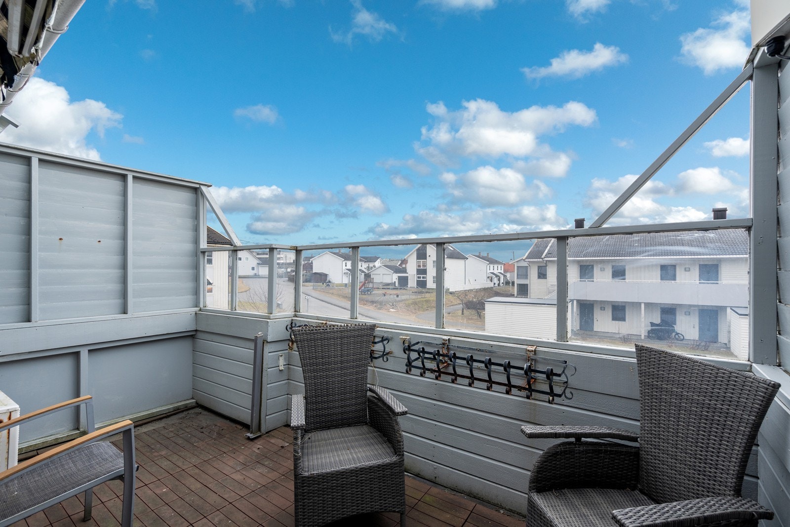 Hyggelig terrasse med plass til sittegruppe. Galleribilde