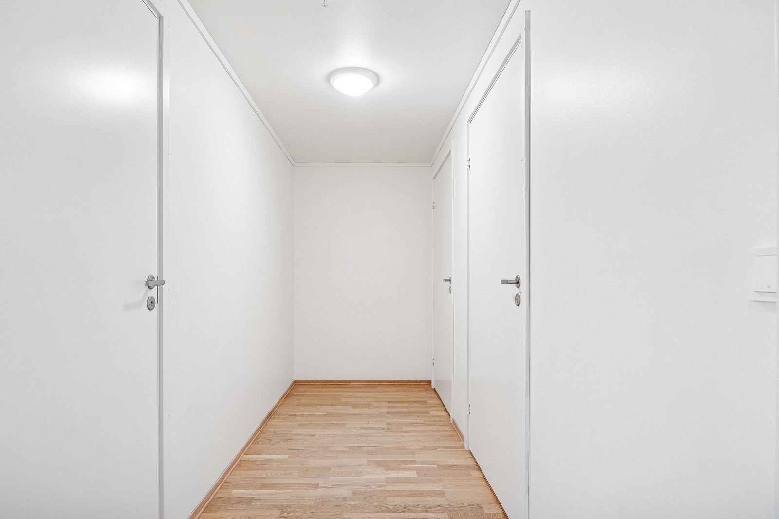 Gang med videre adkomst til rom i leiligheten. Galleribilde