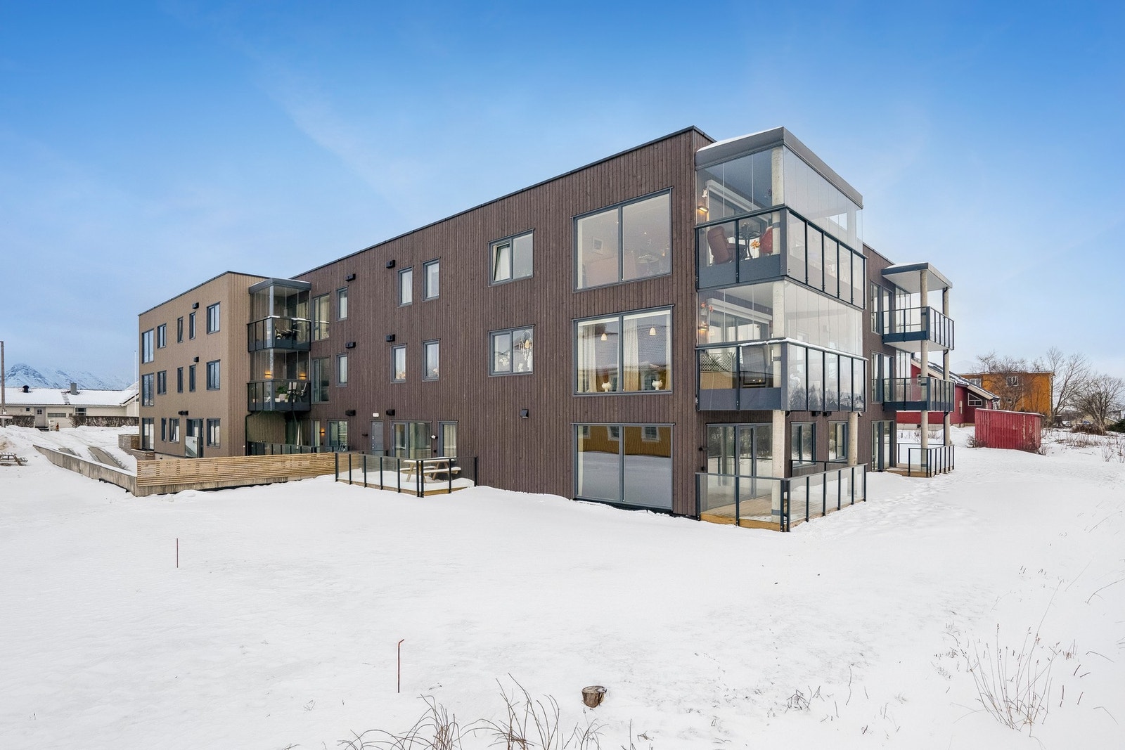 Her bor du midt i Leknes sentrum. Perfekt plassering for et enkelt liv med kort gangavstand til alle fasiliteter i småbyen, blant annet kjøpesenter med butikker og serveringstilbud, legekontor, koselige caféer og behandlingstilbud. Galleribilde