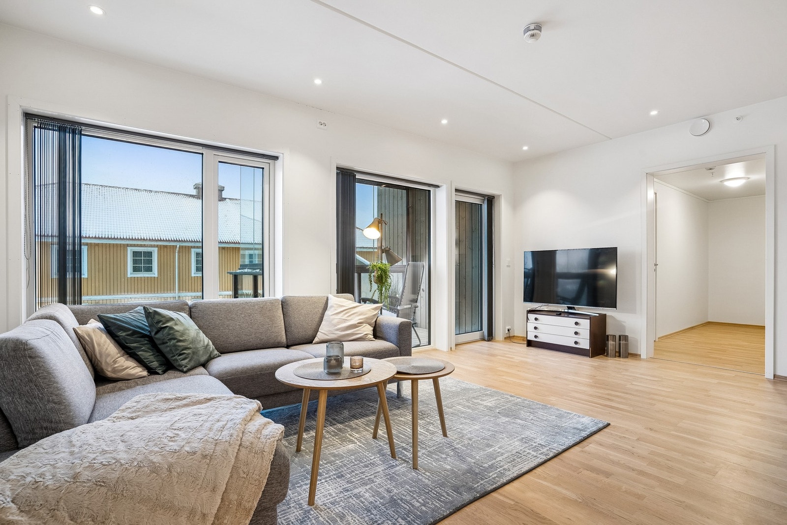 Store vindusflater gir rikelig med naturlig lys i rommet. Galleribilde