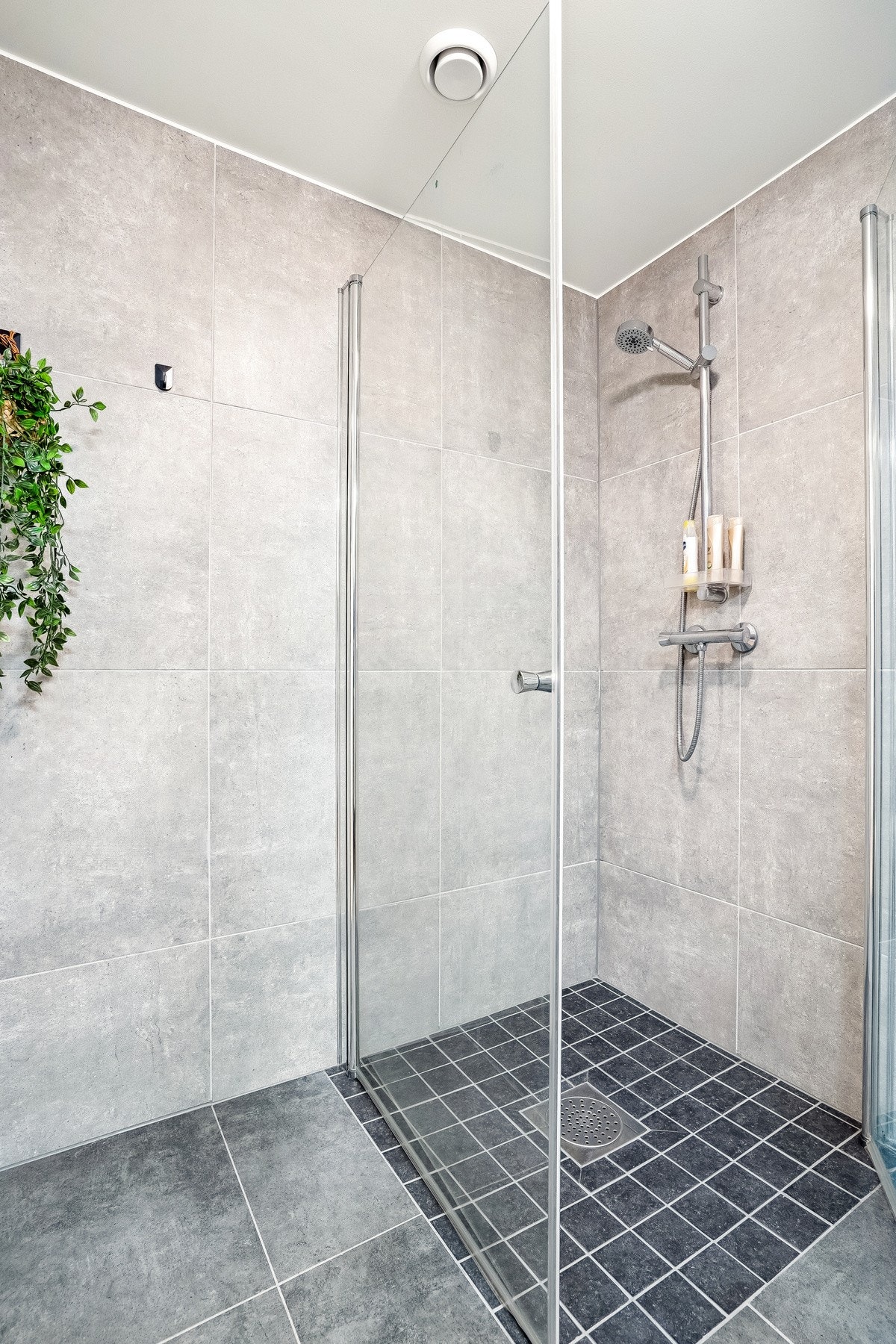 Stort og praktisk dusjhjørne med svingdør. Galleribilde