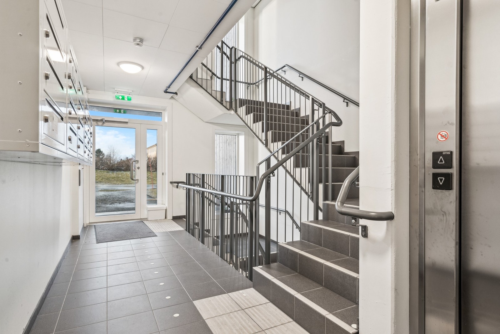 Felles trappegang med postkasser og heis. Galleribilde