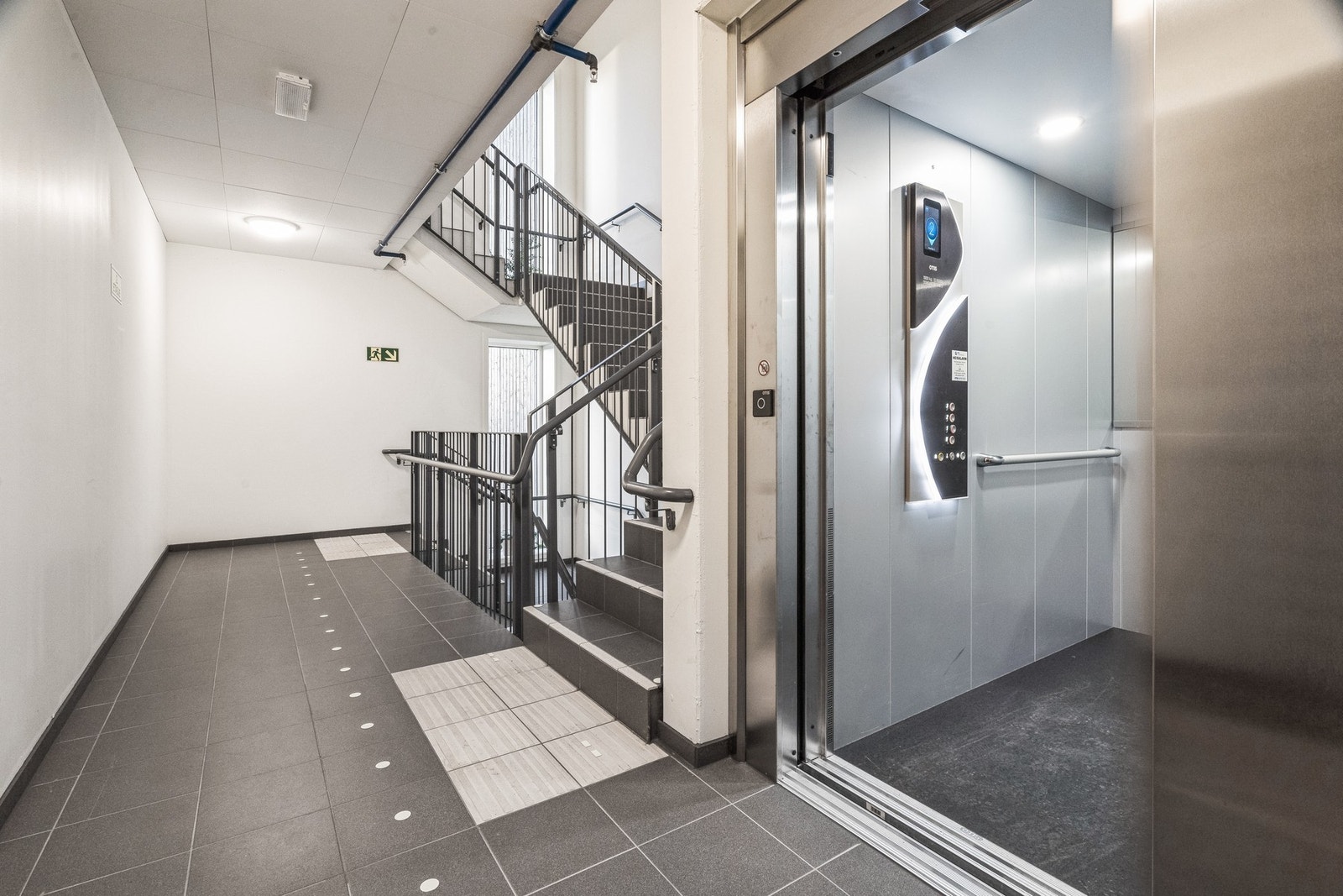 Enkel adkomst med heis til alle etasjer. Her kan du ta heisen rett ned til parkering og sportsbod i kjelleretasjen. Galleribilde