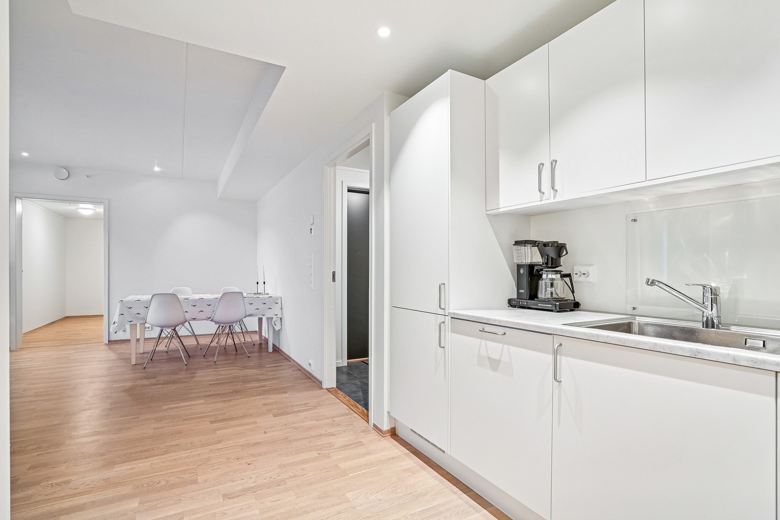 Praktisk kjøkken gir deg effektiv arbeidsflyt. Galleribilde