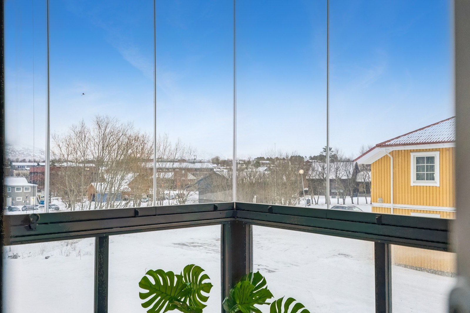 Utsikt mot sentrum og fjellene i horisonten. Galleribilde