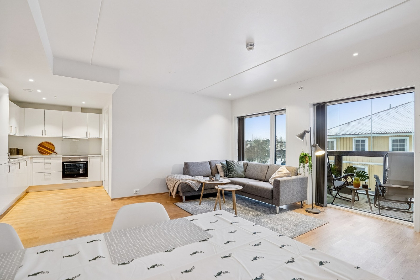 Stue med åpen løsning til kjøkken. Galleribilde