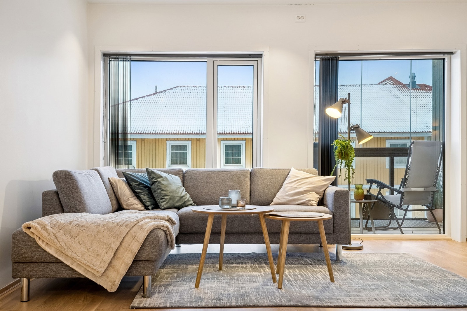 Stuen fungerer som et naturlig samlingspunkt i leiligheten. Galleribilde