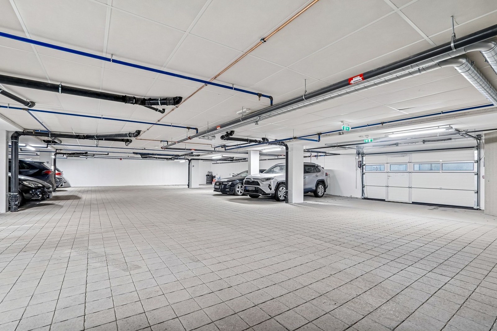 Leiligheten disponerer egen oppmerket parkeringsplass i garasjeanlegget. Galleribilde