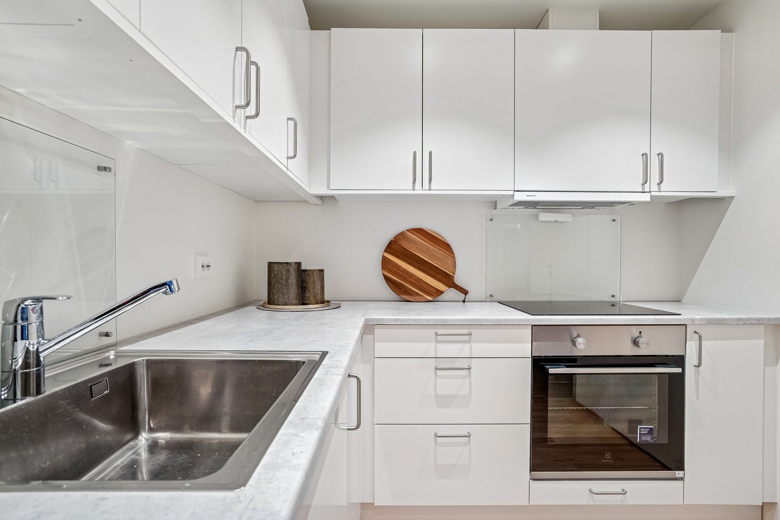 Kjøkkenet er utstyrt med integrerte hvitevarer. Galleribilde