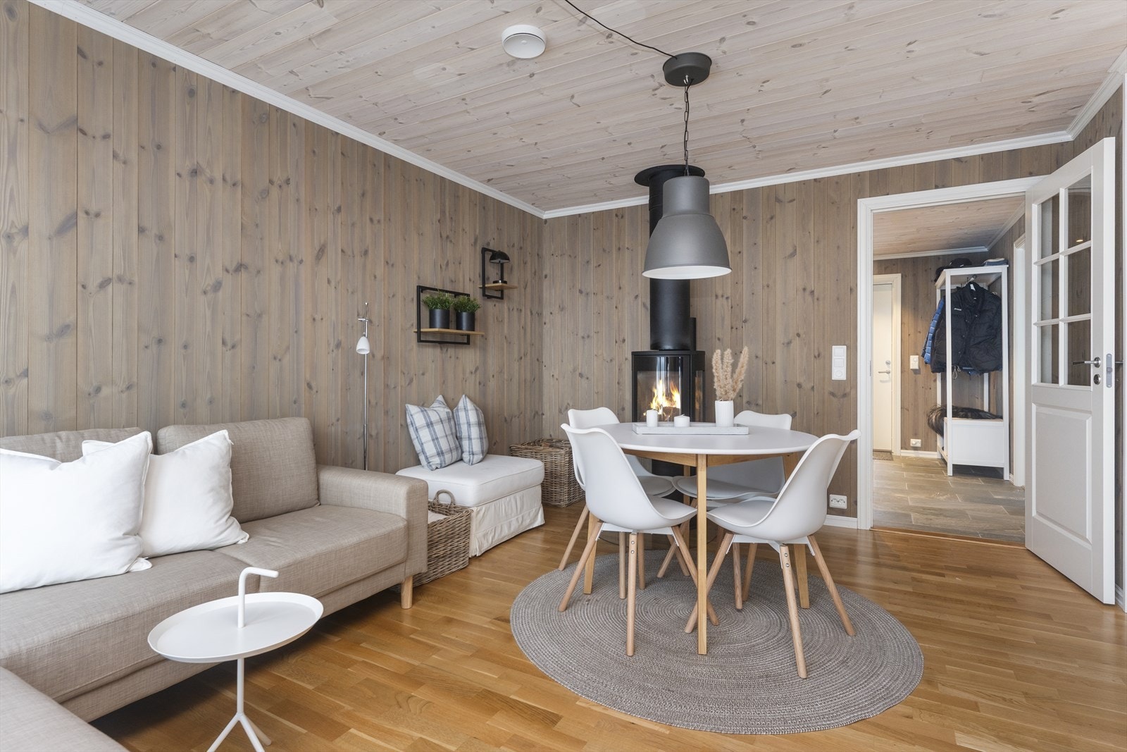 Fra gangen kommer vi inn til en innbydende stue med parkett på gulv og beiset panel i delikat farge. Galleribilde