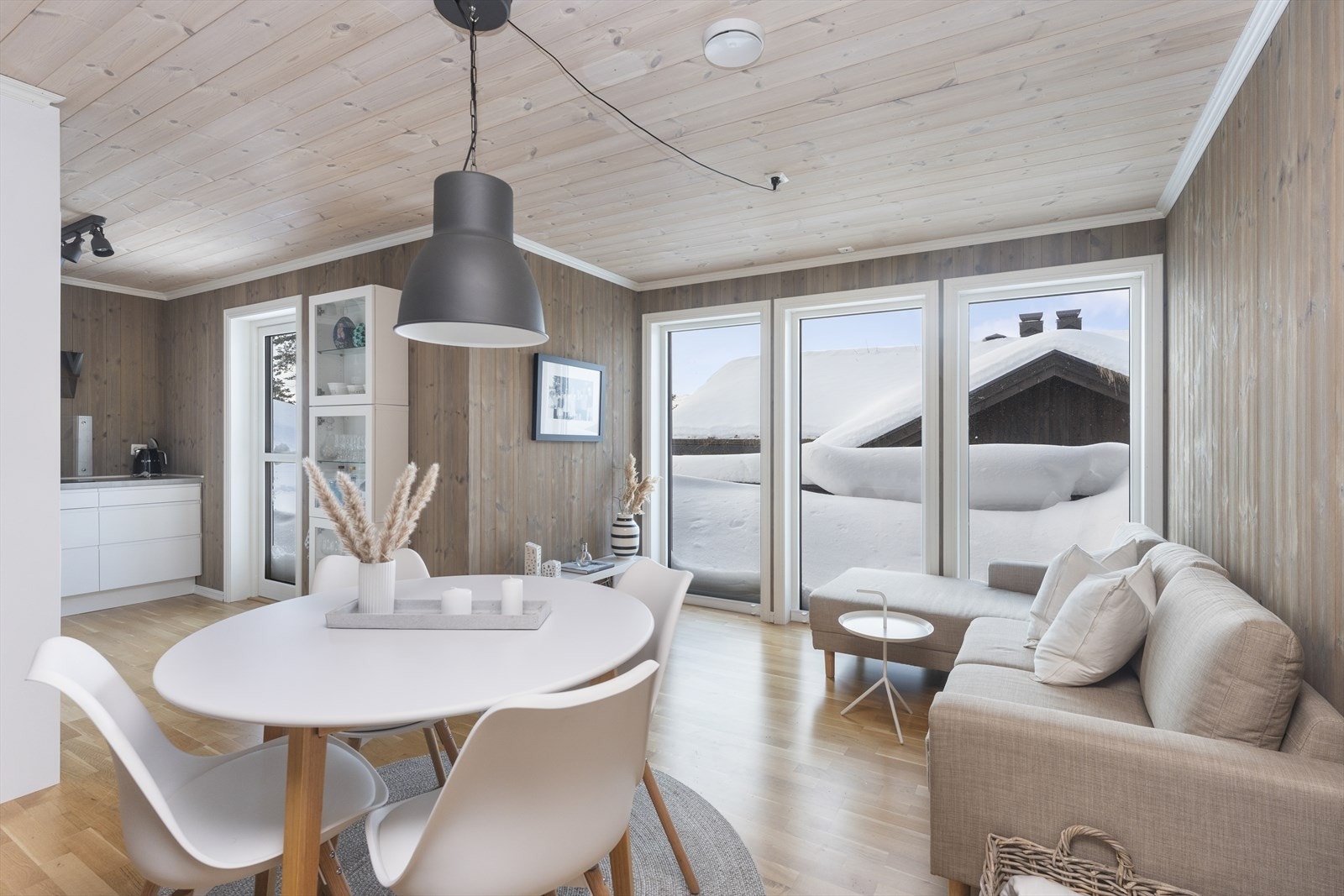 Store vinduer sikrer godt med naturlig lysinnslipp. Stuen har åpen løsning mot kjøkkenet som gjør rommet svært sosialt. Galleribilde