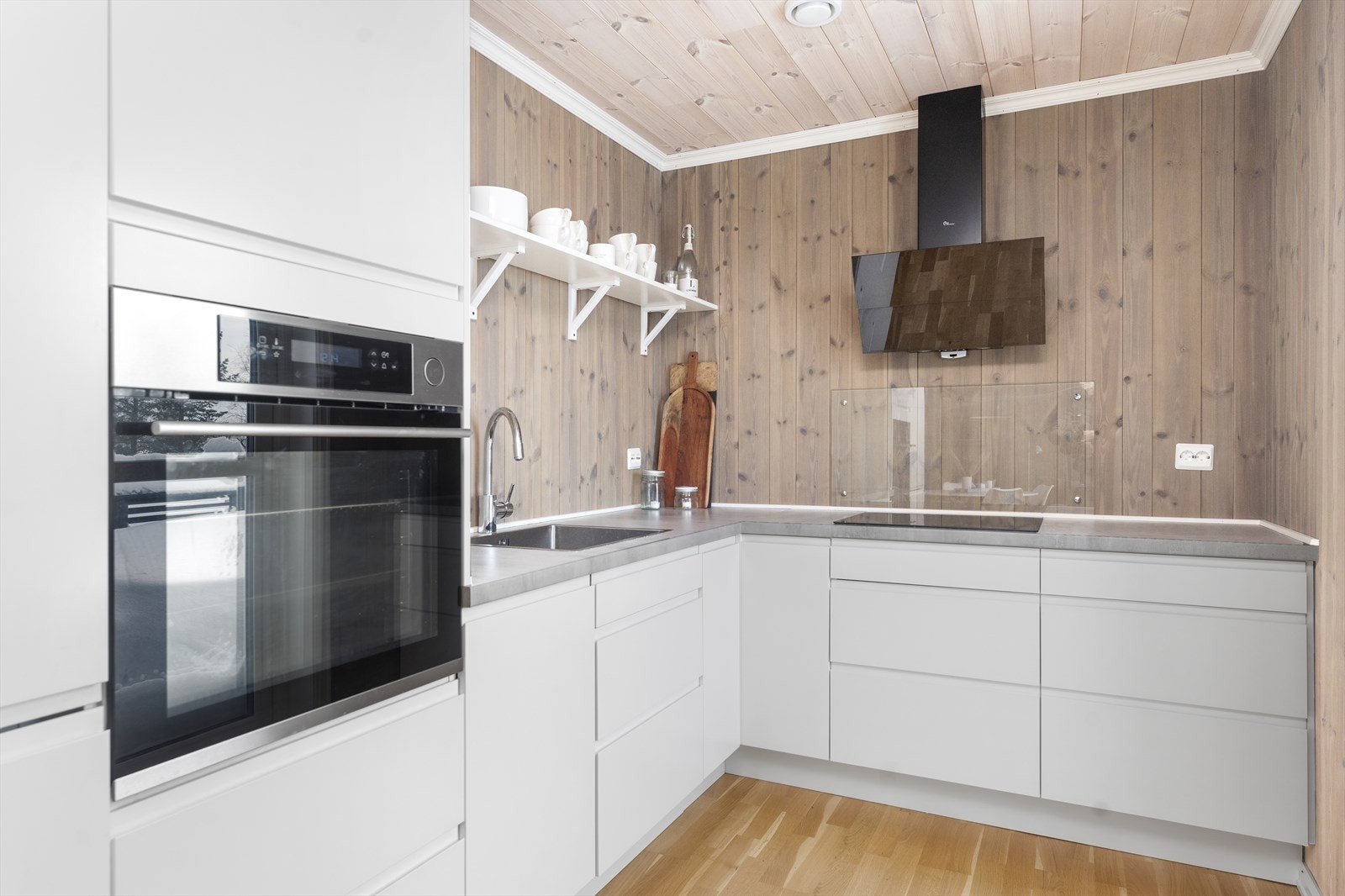 Lyst og flott kjøkken med slette fronter og benkeplate i laminat. Galleribilde