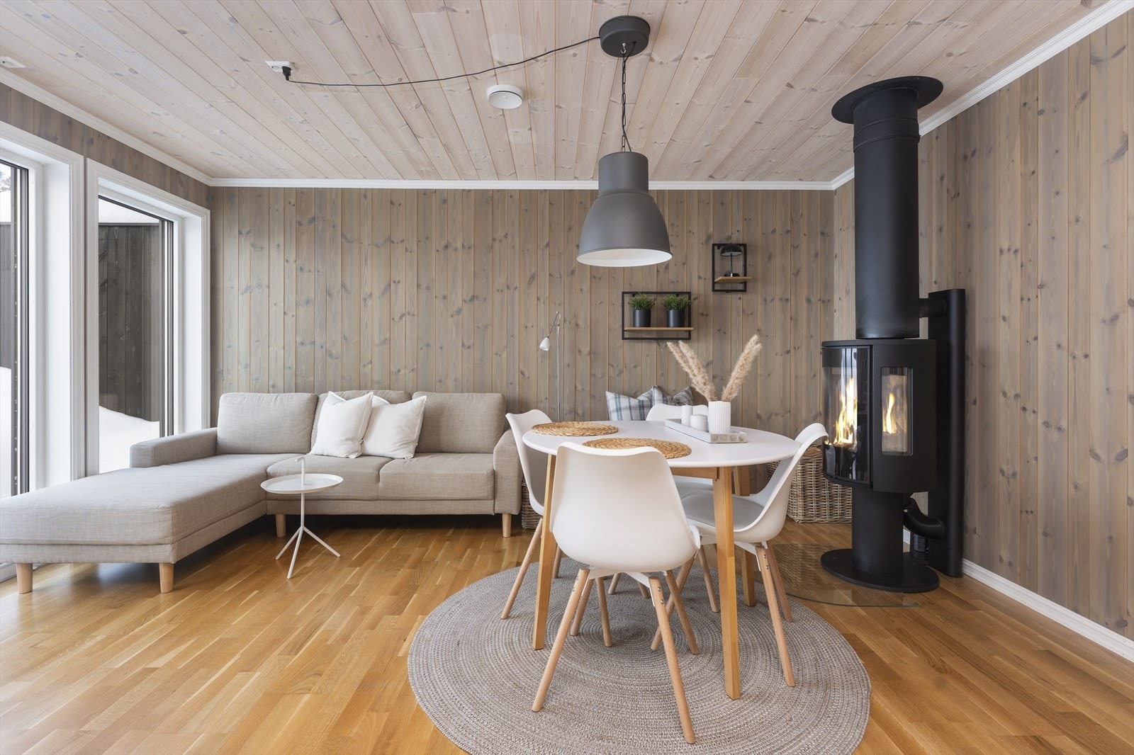 I stuen har man plass til sofa og spisebord. Galleribilde