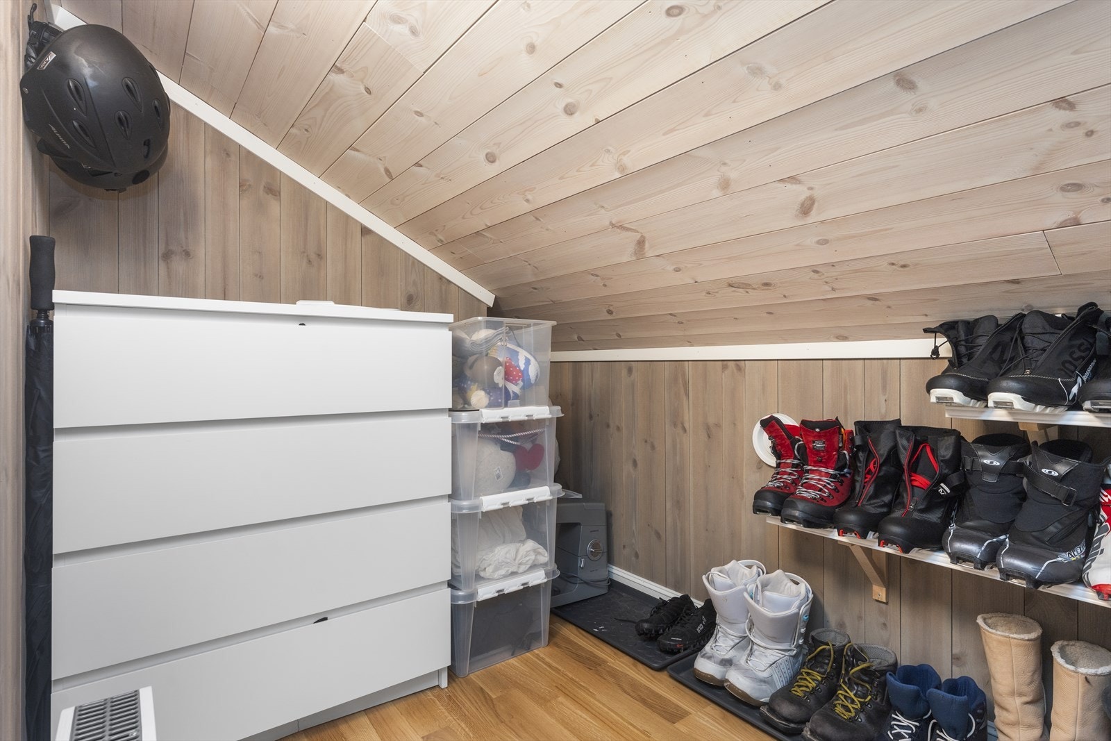 Bod i loftsetasje for ekstra oppbevaring. Galleribilde