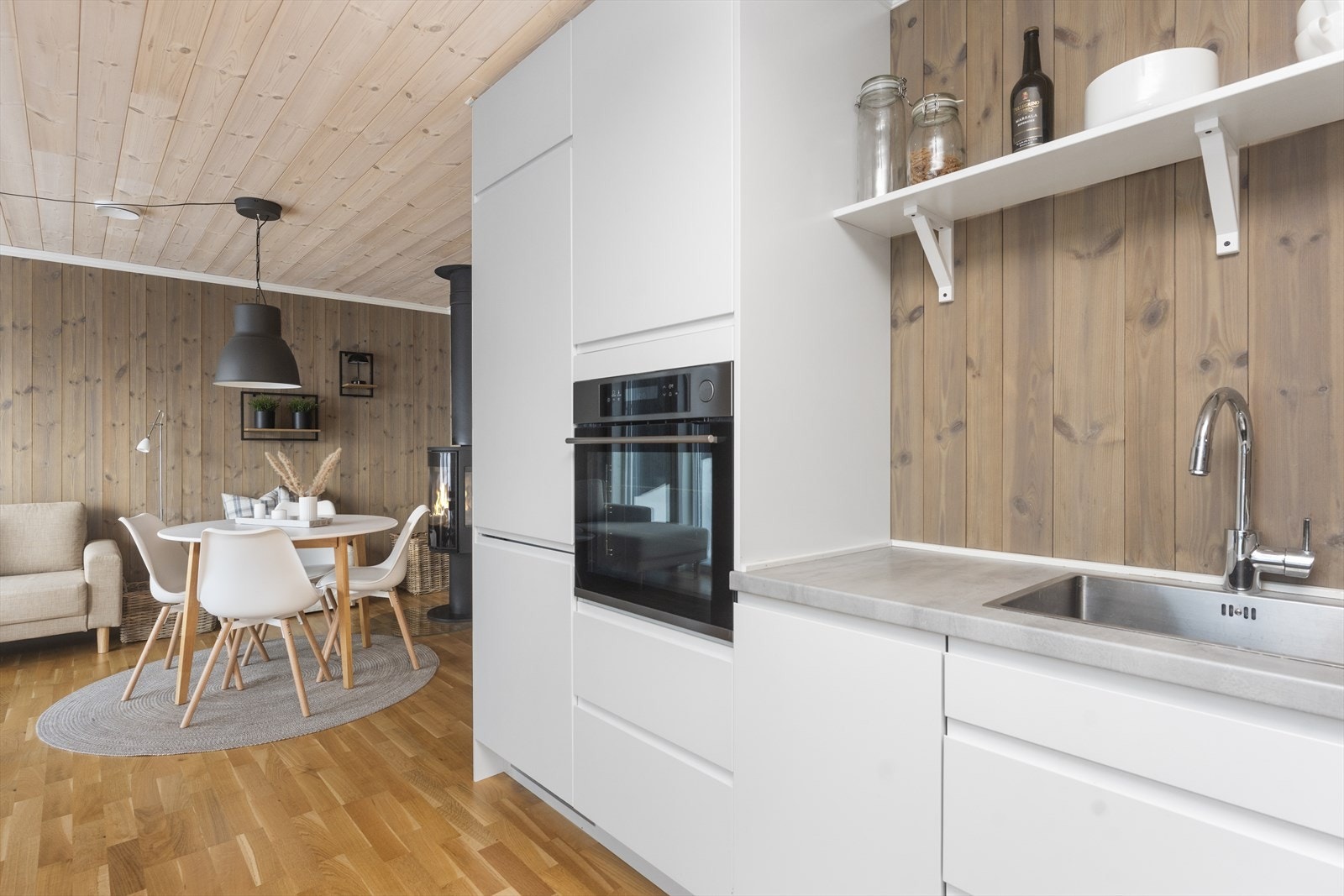 kjøkkenet er utstyrt med integrerte hvitevarer. Galleribilde