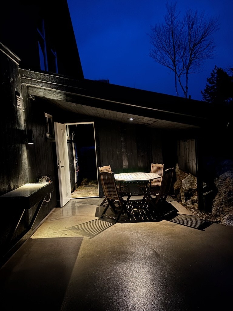 Selgers bilde. Stemningsbilde fra terassen kveldstid. Galleribilde