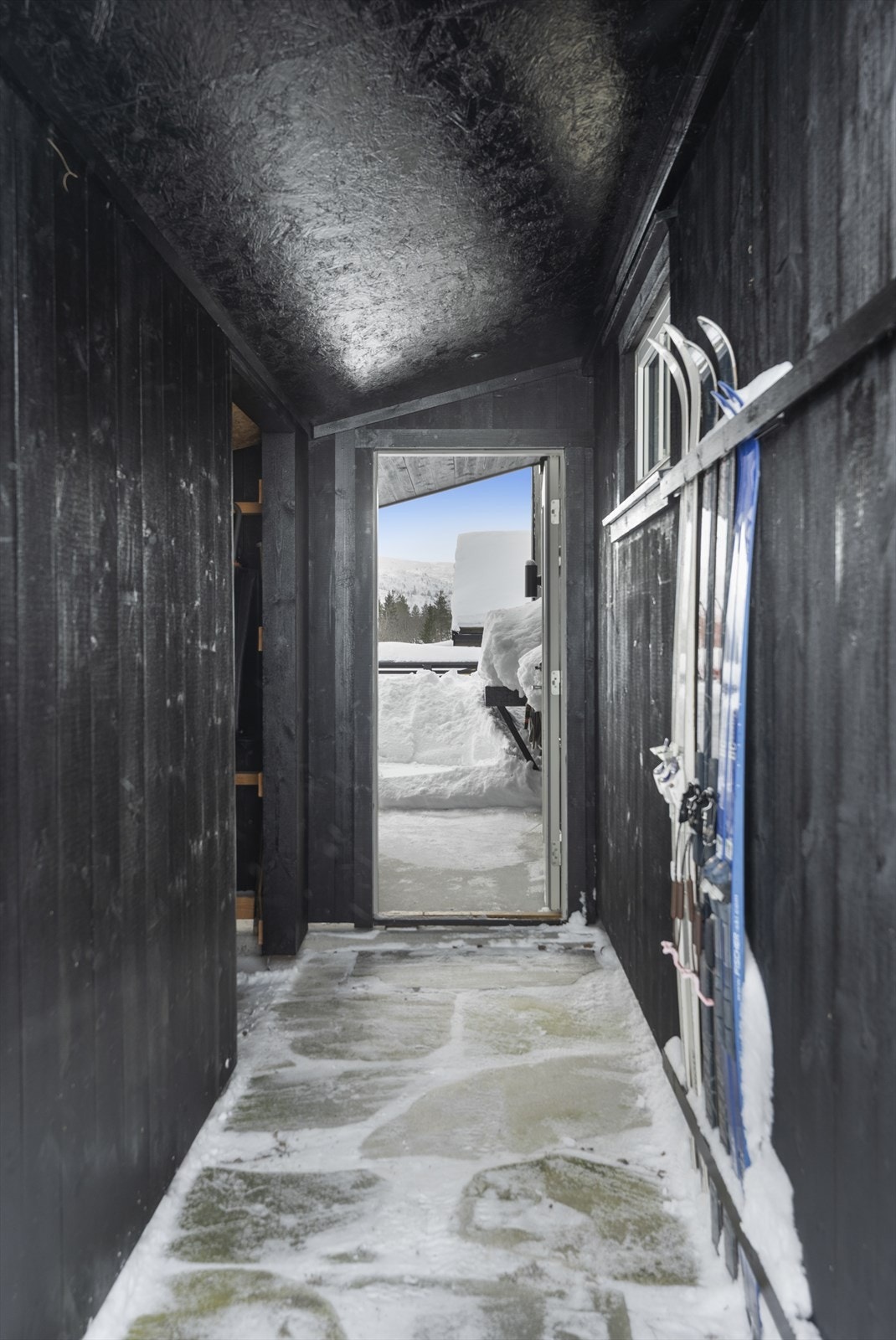 Svalgang med bod og utgang til overbygd uteplass. Galleribilde