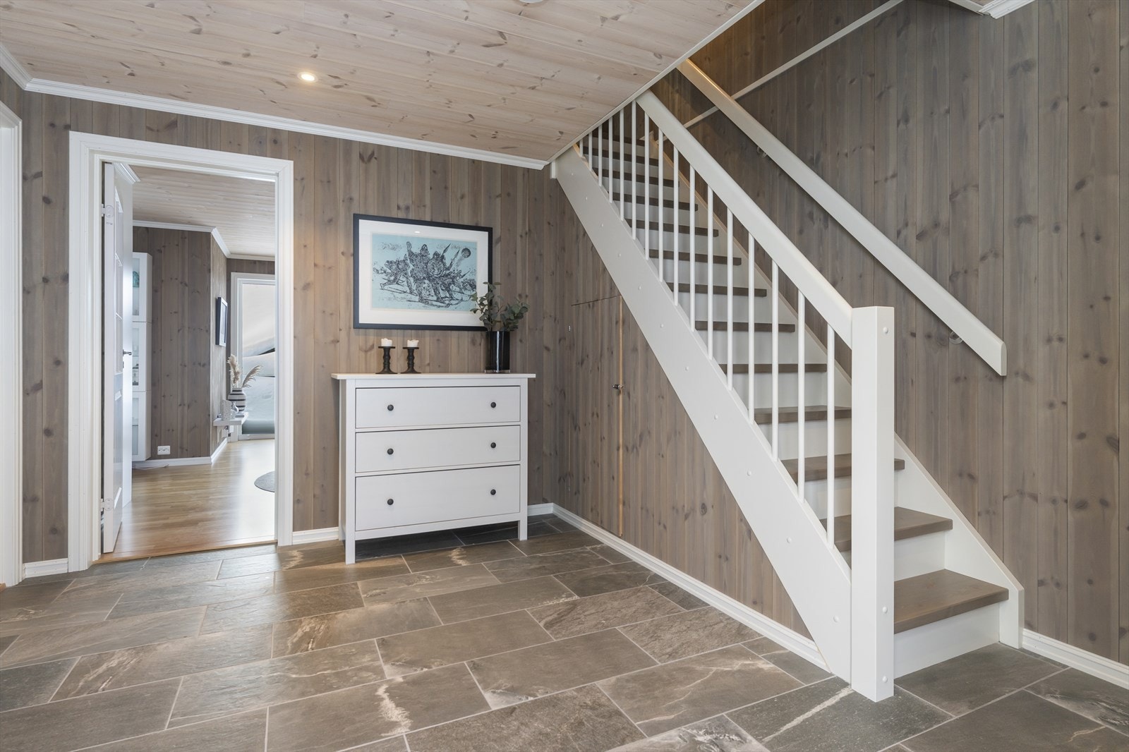 Her kommer vi inn til en delikat og innbydende entré med god plass for oppbevaring. Galleribilde