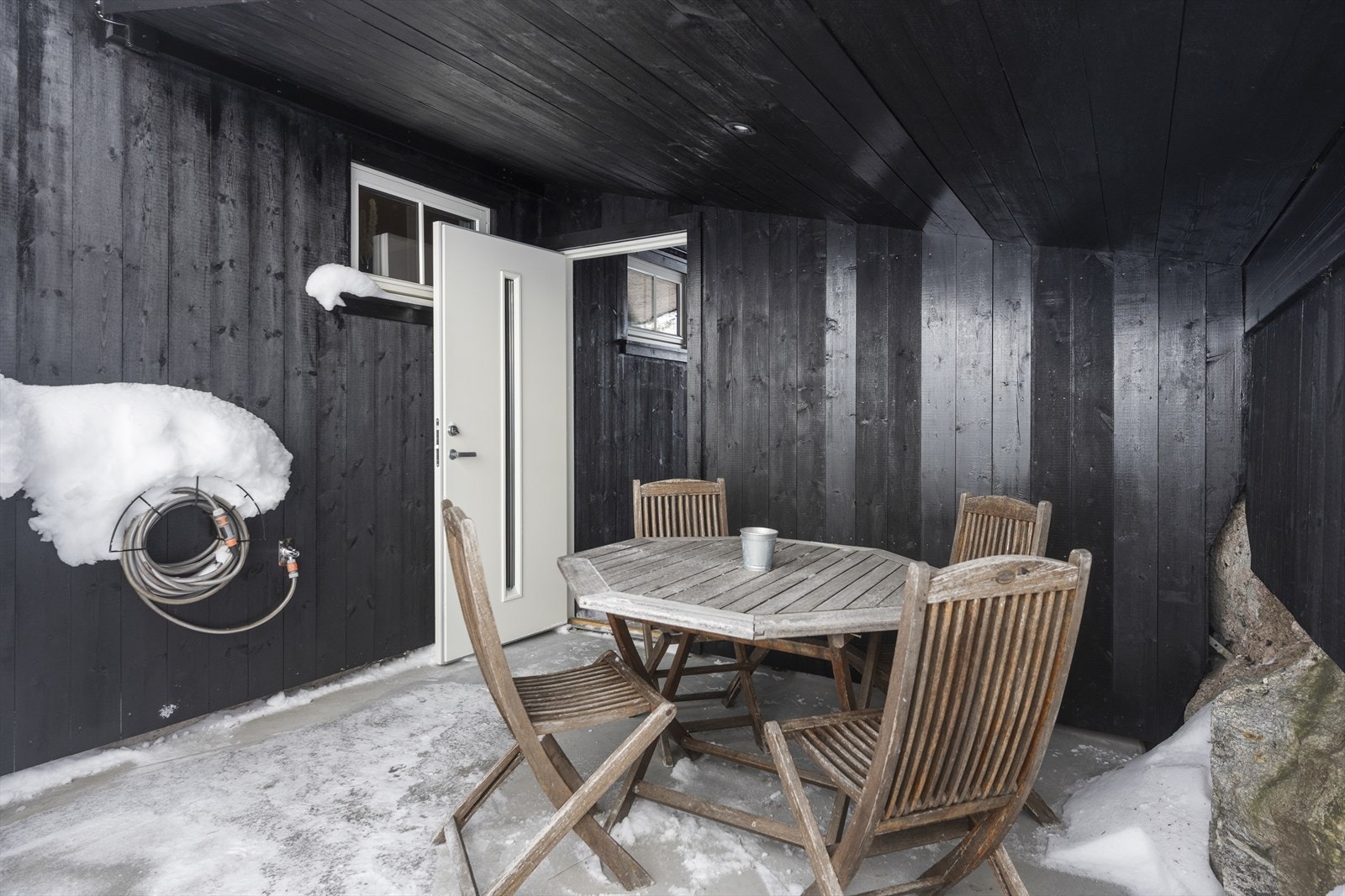 Overbygd uteplass hvor man kan nyte en varm kopp kaffe eller kakao etter en tur i skibakken. Galleribilde