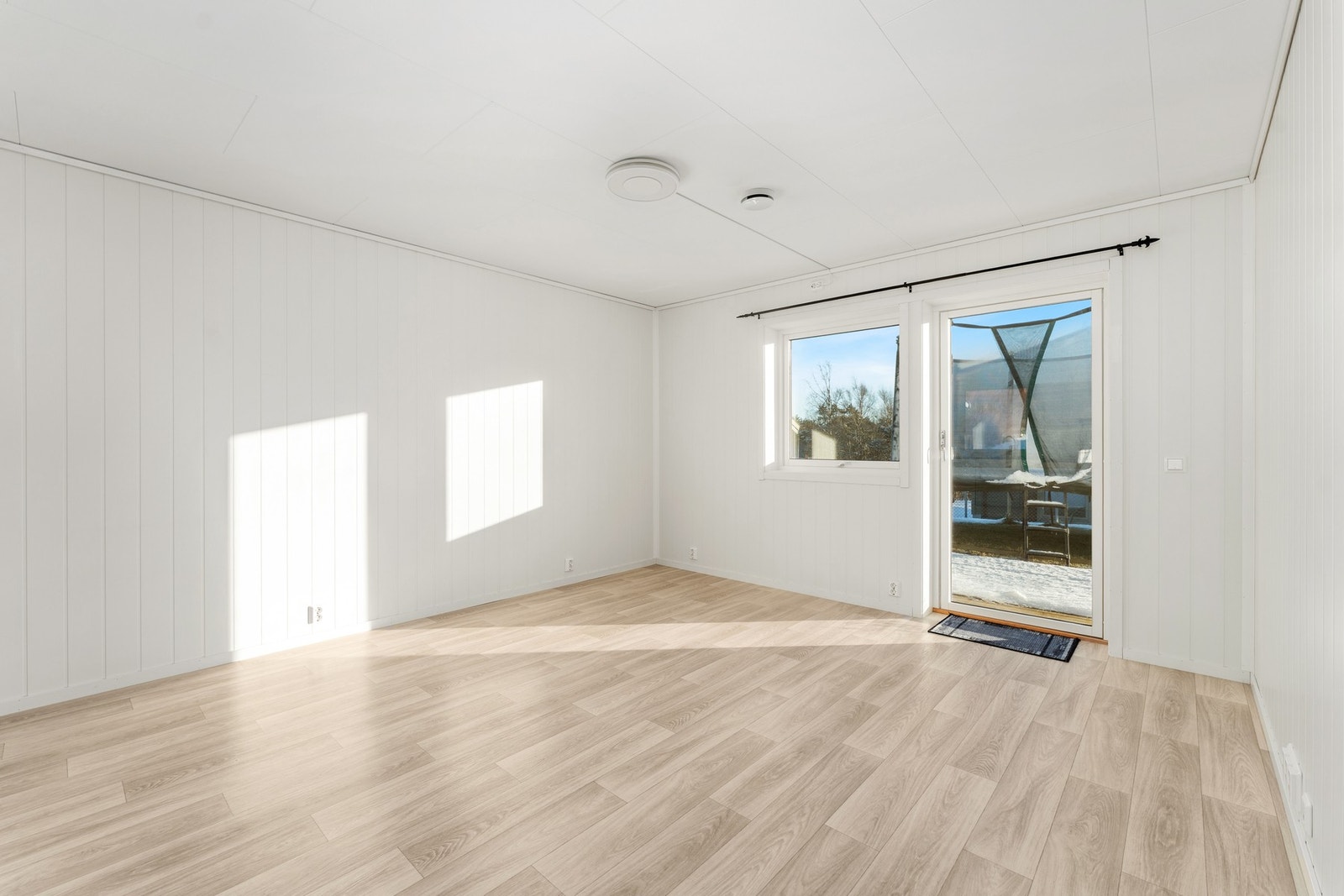 Stue med utgang til terrasse og hage Galleribilde