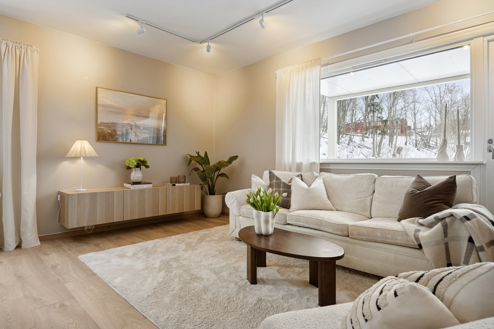 Leiligheten har en gjennomgående pen standard og flott hjørneplassering i 3. etasje, skjermet for innsyn og sjenerende støy. Spotskinner i tak sørger for en behagelig belysning. Galleribilde