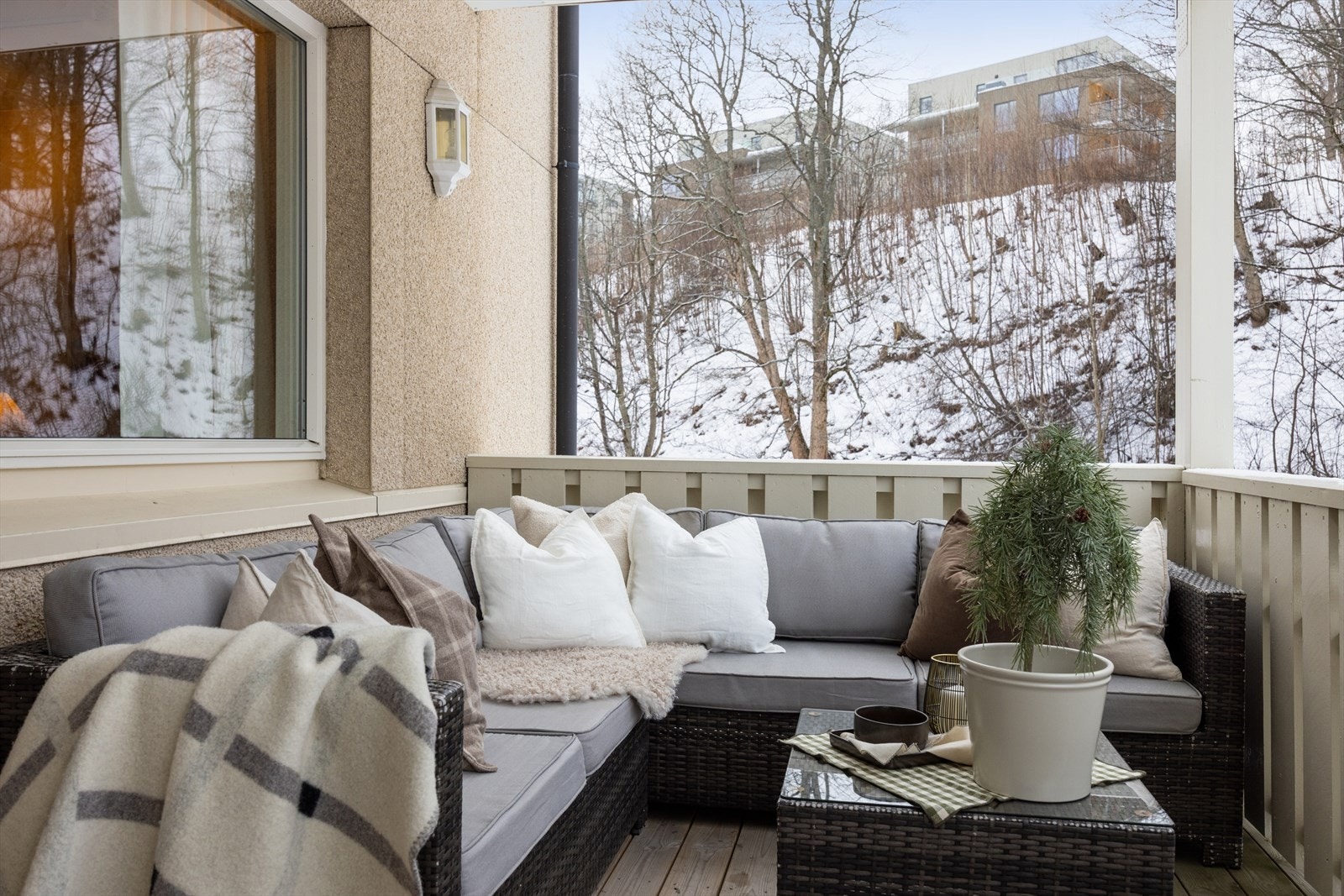 Fra den vestvendte balkongen har du god oversikt over det velholdte fellesarealet. Selger opplyser at de har sol fra ca. kl 12/13 midsommers til kveldssol ca. 21/22. Galleribilde